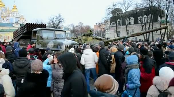 Vojenské výstavy zbraní a součástí, které jsou zachyceny ve východní Ukrajině Kyjev, Ukrajina. — Stock video