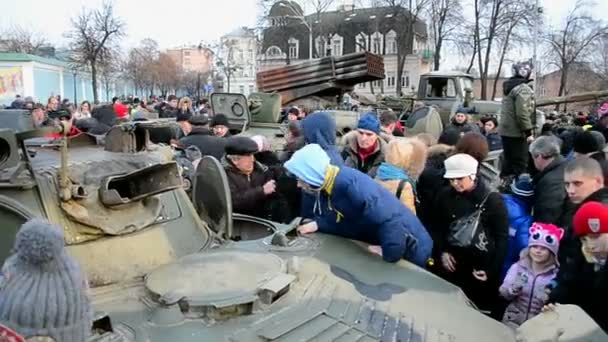 Militärausstellung von Waffen und Komponenten, die in der Ostukraine in Kiew erbeutet wurden. — Stockvideo