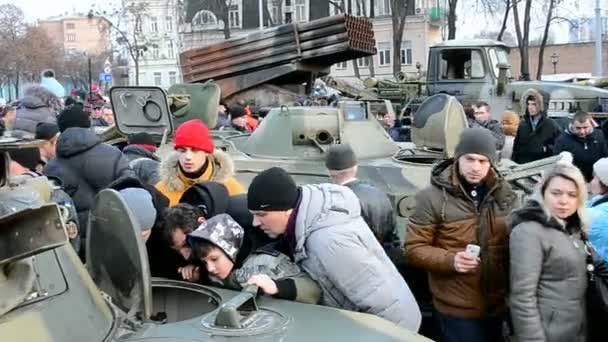 Militärausstellung von Waffen und Komponenten, die in der Ostukraine in Kiew erbeutet wurden. — Stockvideo