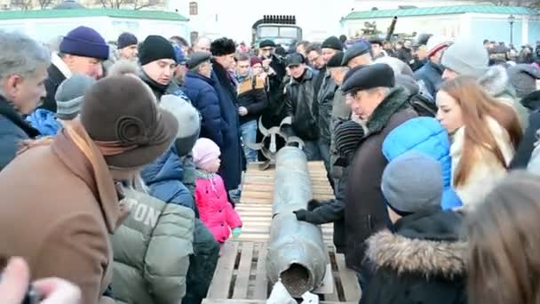 Vojenské výstavy zbraní a součástí, které jsou zachyceny ve východní Ukrajině Kyjev, Ukrajina. — Stock video