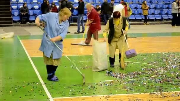 Αρένα καθαρισμός κατά τη διάρκεια του Πρωταθλήματος μπάσκετ F4 τελικό στο Κίεβο, Ουκρανία. — Αρχείο Βίντεο