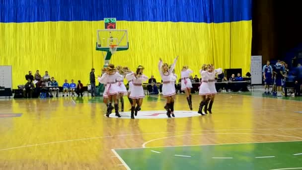 Roztleskávačka skupina tance během F4 konečné basketbalové mistrovství v Kyjevě, Ukrajina. — Stock video