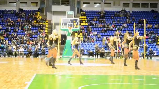 Cheerleader groep dansen tijdens F4 definitieve basketbal kampioenschap in Kiev, Oekraïne. — Stockvideo