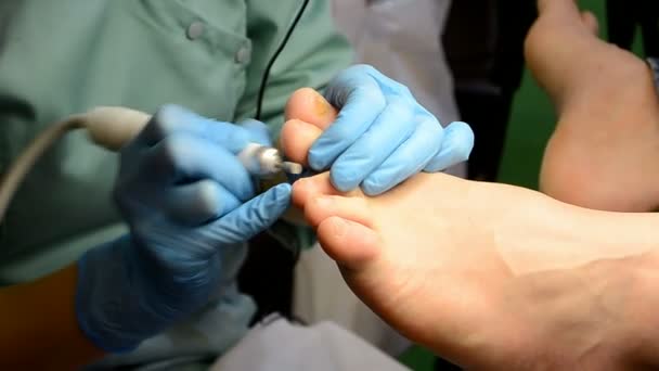 Крупный план педикюра (полировка ногтей) в салоне красоты . — стоковое видео