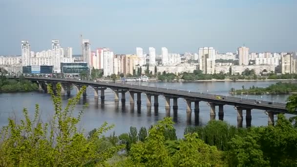 Lungo ponte sul fiume nella giornata di sole , — Video Stock