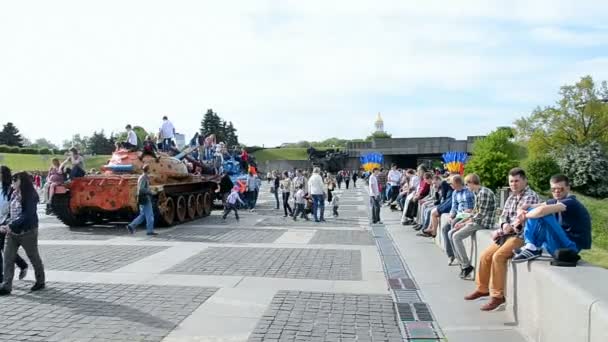 People in World War II museum celebrates Victory Day in Kiev, Ukraine. — Stock Video