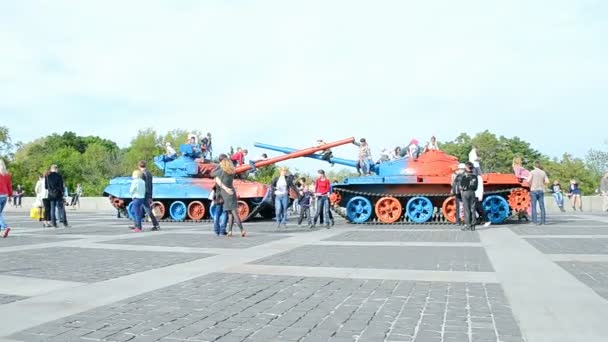 Menschen im Zweiten Weltkrieg Museum feiert den Tag des Sieges in Kiew, Ukraine. — Stockvideo