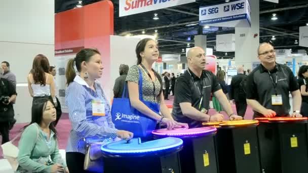 Gamer group na exposição NAB Show 2014 em Las Vegas, EUA . — Vídeo de Stock