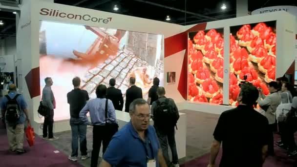 Visitors near video wall, NAB Show 2014 exhibition in Las Vegas, USA. — Stock Video