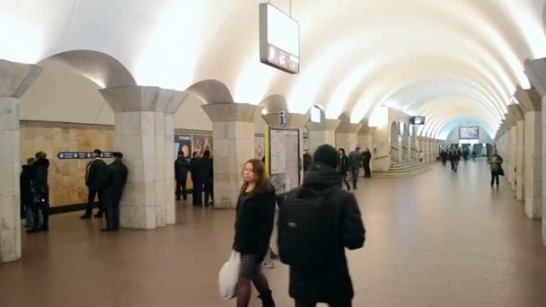 U-Bahn während des Euro-Maidan-Treffens in Kiew, Ukraine. — Stockvideo