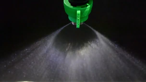 Πράσινο δοχείο νερού, σύγχρονη τεχνολογία spay. (40697) — Αρχείο Βίντεο