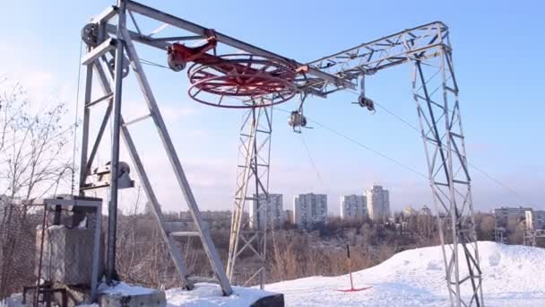 Röda runda hjul under snö roteras på metall hiss, säsongsbetonade vintern mångfald. — Stockvideo