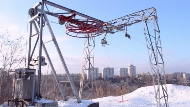 Ruota rotonda rossa sotto la neve ruotata su ascensore metallico, diversità invernale stagionale . — Video Stock