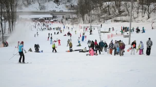 Deporte de invierno, Personas con patinetas y esquí en Protasov Yar en Kiev, Ucrania . — Vídeos de Stock