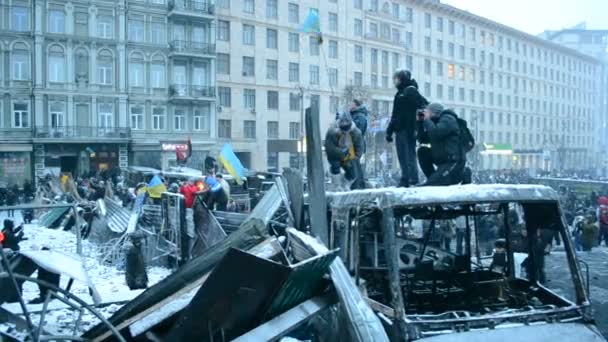 Coches abandonados (40070), Lobanovskyi Dynamo Stadium, Euro maidan meeting, Kiev, Ucrania . — Vídeo de stock