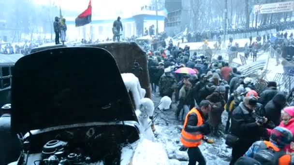 Terk edilmiş arabalar(40070), Lobanovskyi Dinamo Stadyumu, Euro maidan toplantısı, Kiev, Ukrayna. — Stok video