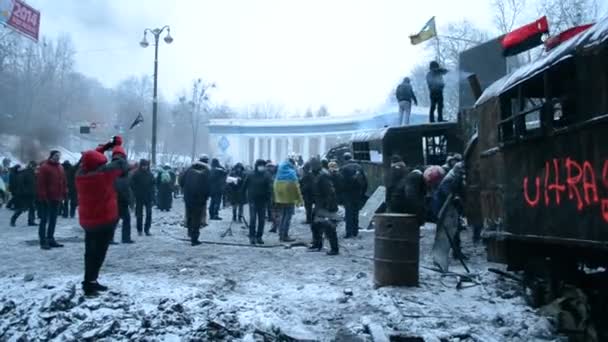 Terk edilmiş arabalar(40065), Lobanovskyi Dinamo Stadyumu, Euro maidan toplantısı, Kiev, Ukrayna. — Stok video