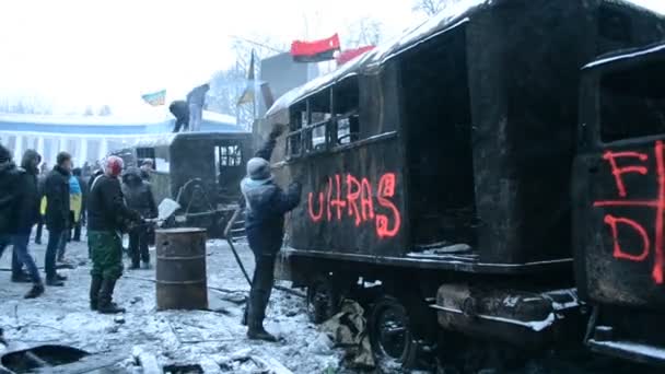 Coches abandonados (40064), Lobanovskyi Dynamo Stadium, Euro maidan meeting, Kiev, Ucrania . — Vídeo de stock