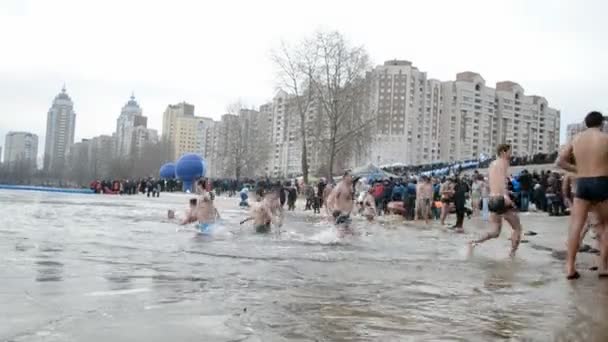 Epiphany near Svjato-Pokrovskiy Cathedral in Kiev, Ukraine (39705). — Stock Video