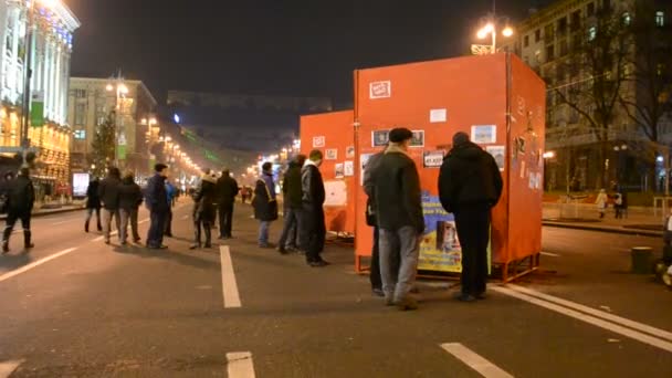 Протестующие в центре города во время встречи на Евромайдане в Киеве, Украина. 39654 — стоковое видео