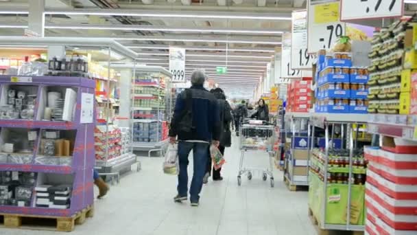 Oameni din interiorul supermarketului Hoffner, Germania, 39282 — Videoclip de stoc