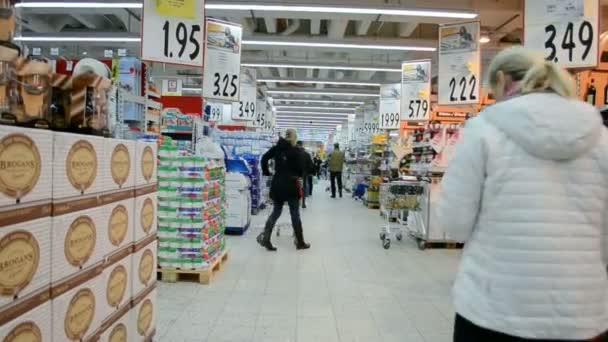 Az emberek belsejében Hoffner szupermarket, Németország, 39278 — Stock videók