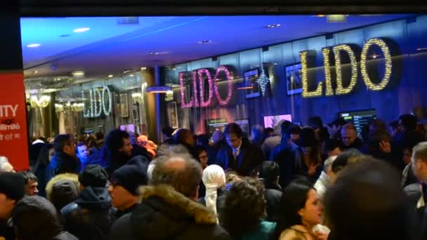 Lido nachtclub op Avenue Champs Elysées in Parijs, Frankrijk. — Stockvideo