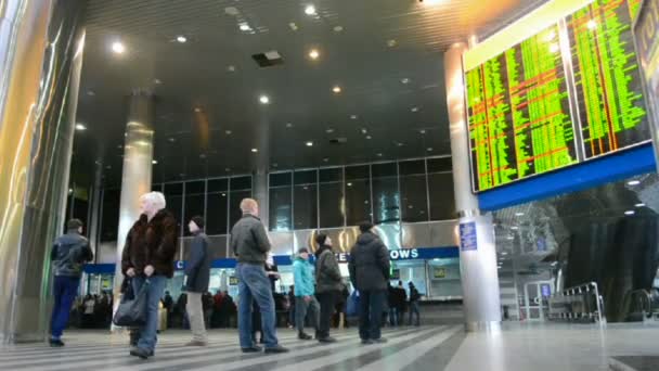 (36487) Kiev Central Railway Station in Kiev, Ukraine. passengers check schedule. — Stock Video