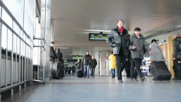 (36470) Kiev Central Railway Station in Kiev, Ukraine.  passengers in tunnel. — Stock Video