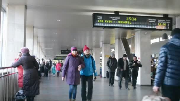 Kiewer Hauptbahnhof in Kiew, Ukraine. Passagiere im Tunnel. (36463) — Stockvideo
