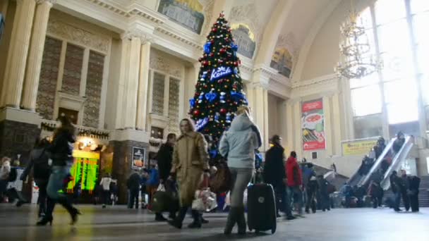 Weihnachtsbaum im Inneren des Kiewer Hauptbahnhofs in Kiev, Ukraine. (36444) — Stockvideo