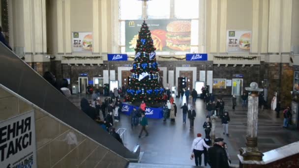 Albero delle vacanze all'interno della stazione ferroviaria centrale di Kiev, Ucraina. (36453 ) — Video Stock