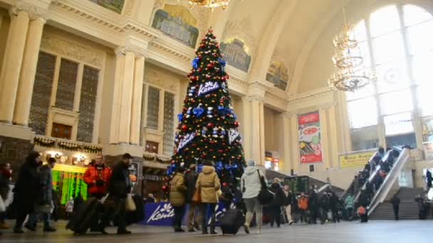 Weihnachtsbaum im Inneren des Kiewer Hauptbahnhofs in Kiev, Ukraine. (36441) — Stockvideo