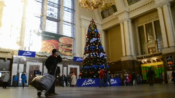 Weihnachtsbaum im Inneren des Kiewer Hauptbahnhofs in Kiev, Ukraine. (36409) — Stockvideo