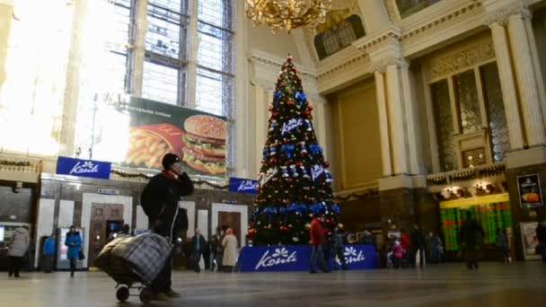 Árbol de vacaciones dentro de la estación central de tren de Kiev en Kiev, Ucrania. (36409 ) — Vídeos de Stock