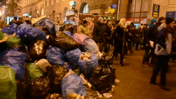 Kiev, Ukrayna'da Euro maidan toplantı sırasında çöp yığını. 35683 — Stok video