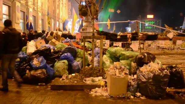 Kiev, Ukrayna'da Euro maidan toplantı sırasında çöp yığını. 35693 — Stok video