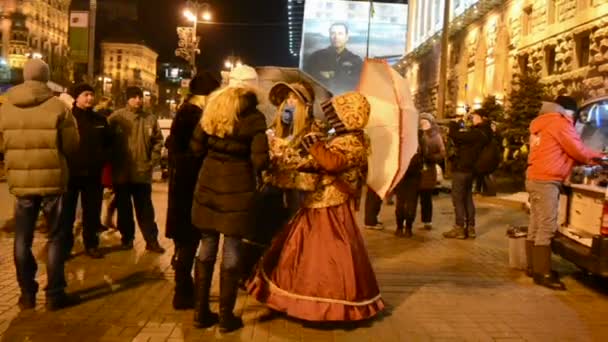 Vendedor cerca de Kiev State City Administration, Euro maidan meeting, Kiev, Ucrania. (35659 ) — Vídeo de stock