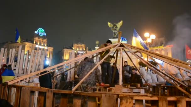 Barricada durante la reunión Euro Maidan en Kiev, Ucrania. 35598 — Vídeo de stock