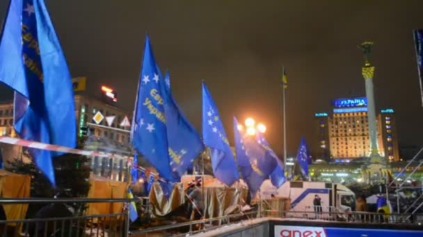 Banderas azules durante la reunión de Euro Maidan en Kiev, Ucrania. 35591 — Vídeos de Stock