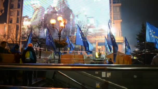 Wyświetlacz, niebieskie flagi podczas spotkania euro Maidan w Kijowie, Ukraina. 35591 — Wideo stockowe