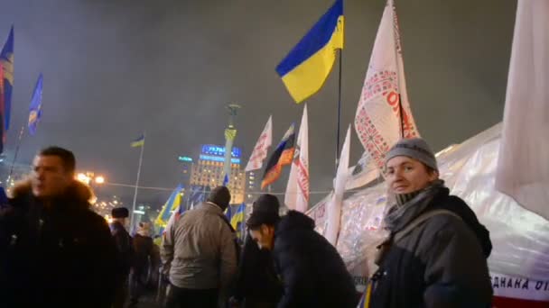 Manifestantes e bandeiras, reunião de euro maidan em Kiev, Ucrânia. (35585 ) — Vídeo de Stock