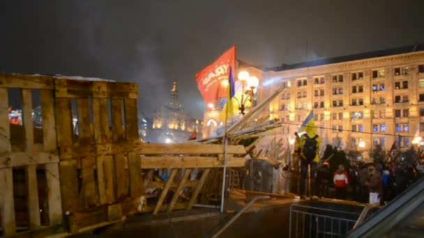 Протестующие, баррикады, встреча на Евромайдане в Киеве, Украина. (35579 ) — стоковое видео