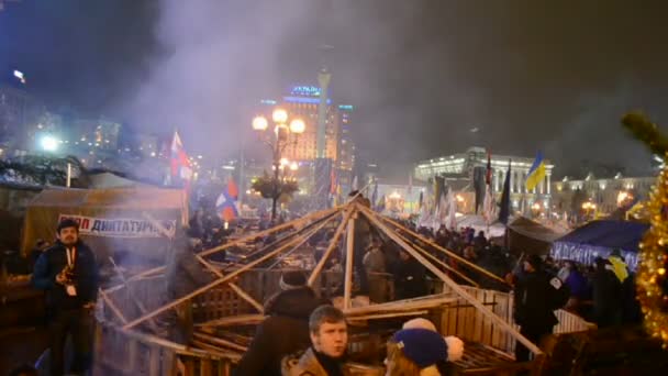 Barricada durante la reunión Euro Maidan en Kiev, Ucrania. 35569 — Vídeo de stock