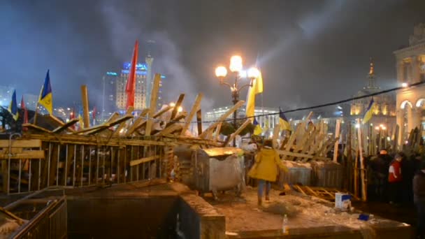 Barricata durante Euro maidan incontro a Kiev, Ucraina. 35574 — Video Stock