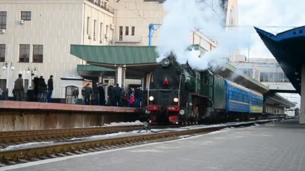 Retro parní stroj s řádkem modrý vůz na centrální nádraží, Kyjev, Ukrajina. — Stock video