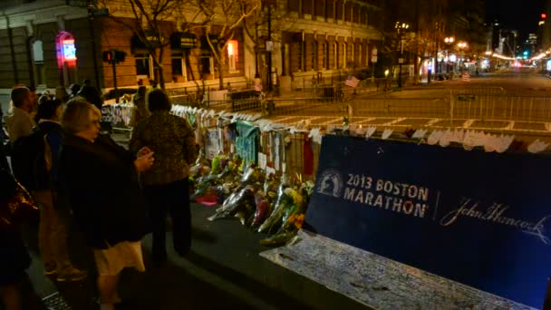 Boston, lidé přelije přes památník na boylston street, usa. — Stock video