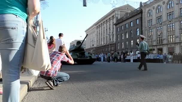 Seconda guerra mondiale serbatoio vintage vintage T34, giorno della vittoria a Kiev, Ucraina. 18355 — Video Stock