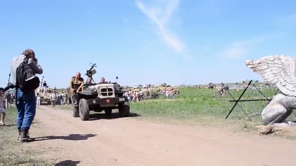 Military re-enactment of the liberation of Kiev from Nazi troops during WWII near Kiev, Ukraine. — Stock Video