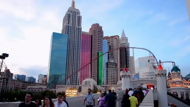 Las Vegas Strip w Las Vegas, Nevada. Hotel New York budynku, Stany Zjednoczone Ameryki. — Wideo stockowe